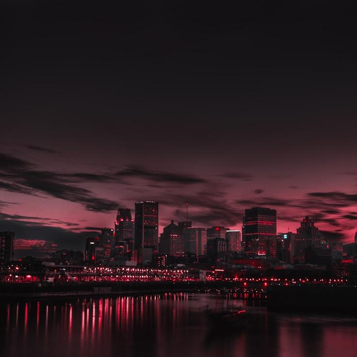 Parents evaluating schools in France